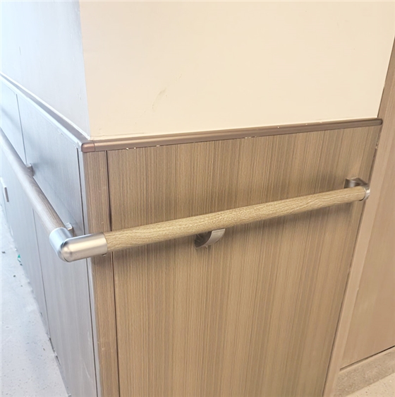 养老院走廊扶手